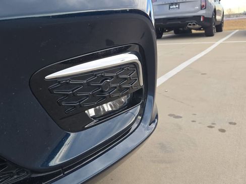 Used 2022 Chrysler Pacifica Limited image 3