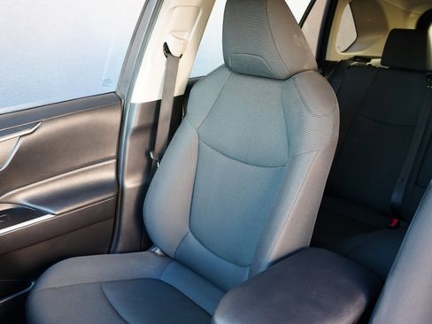 Used 2021 Toyota RAV4 LE image 11