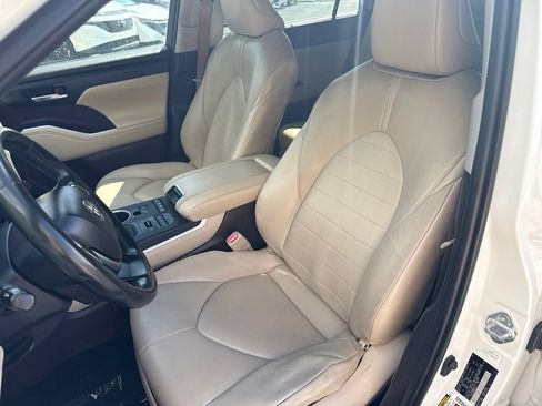 Used 2021 Toyota Highlander XLE AWD/4WD image 14