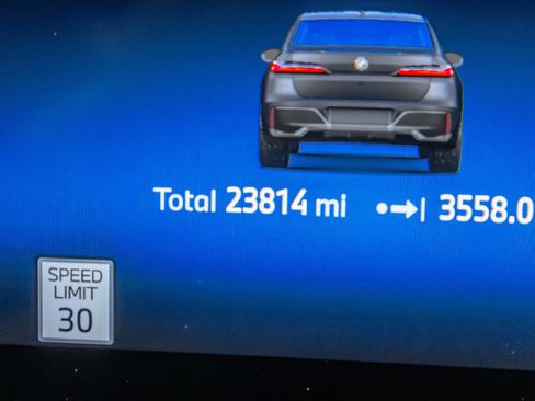 Used 2023 BMW 760i xDrive w/ Parking Assistance Package image 10