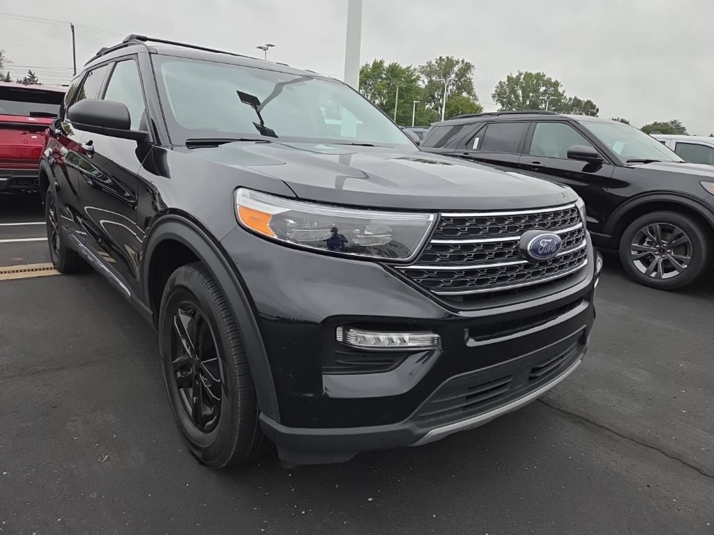 Certified 2023 Ford Explorer XLT w/ Equipment Group 202A AWD/4WD image 3