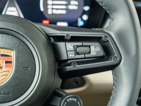 Certified 2025 Porsche Macan Electric image 28