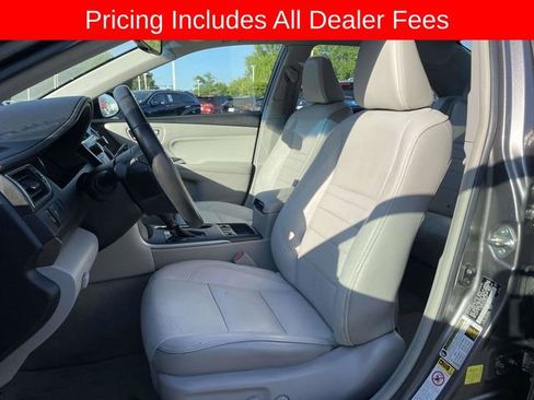 Used 2017 Toyota Camry XLE w/ Moonroof Package FWD image 19