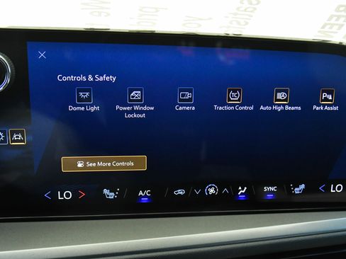 Used 2024 Chevrolet Traverse LT FWD image 30