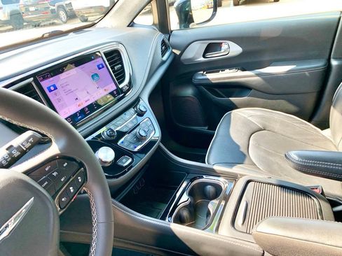Used 2025 Chrysler Pacifica Limited FWD image 41