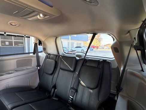 Used 2016 Chrysler Town & Country Touring image 10