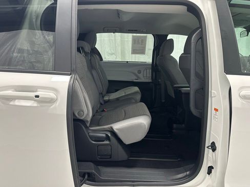 Used 2025 Toyota Sienna LE image 53
