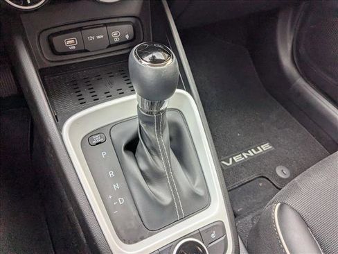 Used 2023 Hyundai Venue Limited FWD image 13