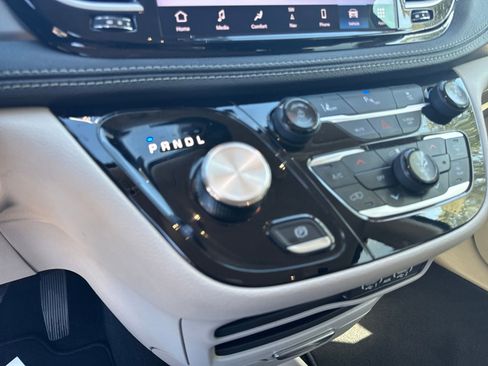 Used 2024 Chrysler Pacifica Select image 20