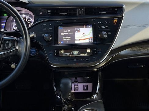 Used 2018 Toyota Avalon Limited image 21