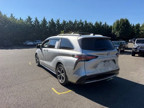 Used 2025 Toyota Sienna Platinum AWD/4WD image 6