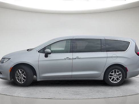 Used 2023 Chrysler Voyager LX FWD image 11