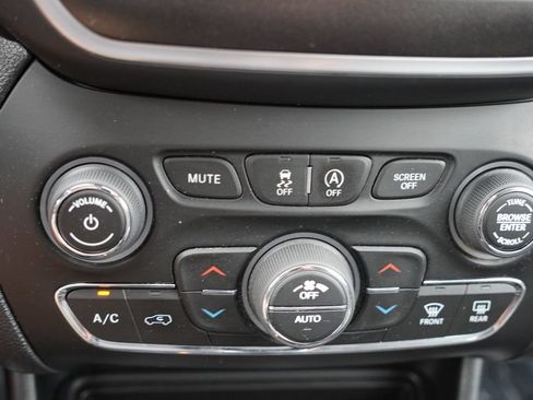 Used 2022 Jeep Cherokee Trailhawk w/ Sound & Nav Group AWD/4WD image 30