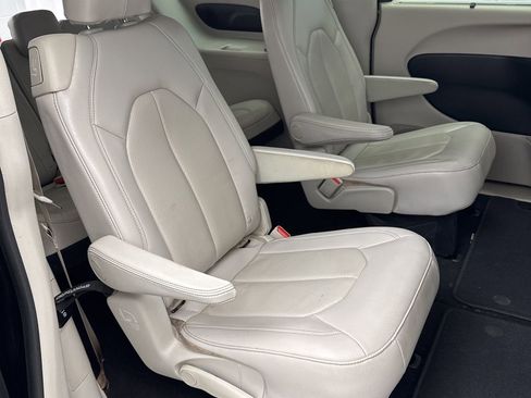 Used 2017 Chrysler Pacifica Touring-L Plus w/ Tire & Wheel Group image 32