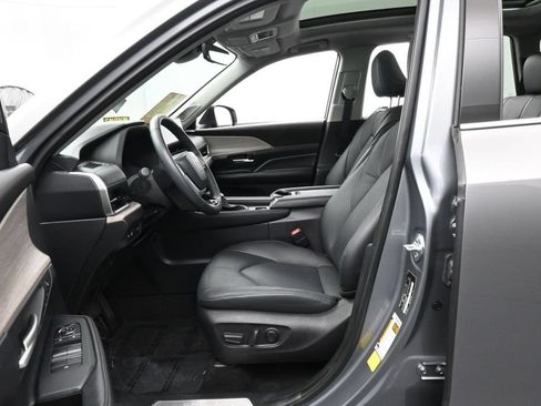 Used 2025 Toyota Grand Highlander AWD image 11