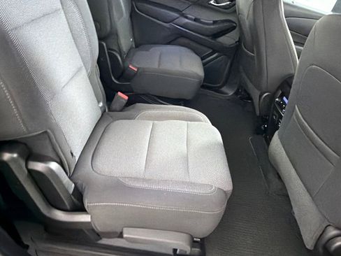 Used 2022 Chevrolet Traverse LT FWD image 23