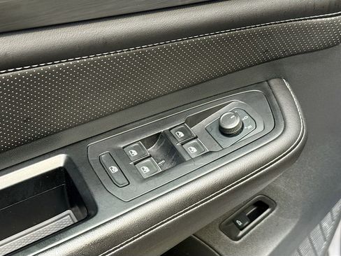 Used 2024 Volkswagen Atlas Cross Sport SE image 19