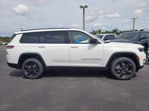 New 2025 Jeep Grand Cherokee L Altitude image 5