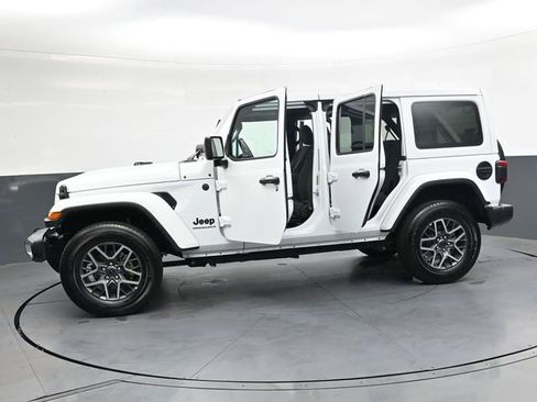 Used 2025 Jeep Wrangler Sahara image 38