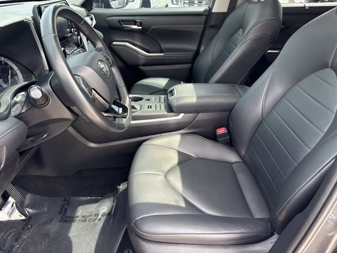 Used 2020 Toyota Highlander XLE AWD/4WD image 14