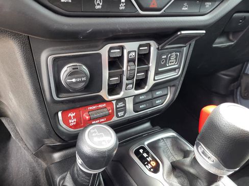 Used 2025 Jeep Wrangler Unlimited Rubicon AWD/4WD image 23