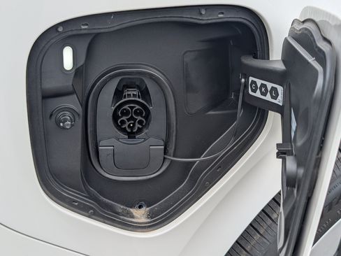 Used 2025 Volkswagen ID. Buzz Pro S RWD image 37