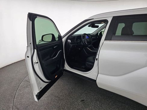 Used 2023 Toyota Highlander XLE FWD image 20