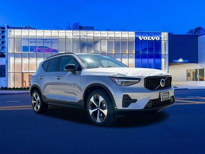 New 2026 Volvo XC40 B5 Core w/ Climate Package