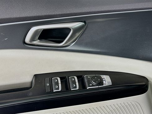 Used 2024 Kia Carnival LX image 15