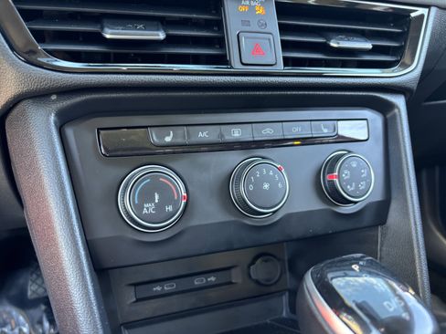 Certified 2022 Volkswagen Taos SE w/ Panoramic Sunroof Package image 23