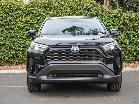 Used 2022 Toyota RAV4 XLE AWD/4WD image 2