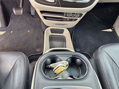 Used 2022 Chrysler Pacifica Touring-L FWD image 25