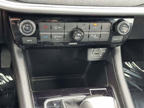 Used 2024 Jeep Compass Latitude image 12