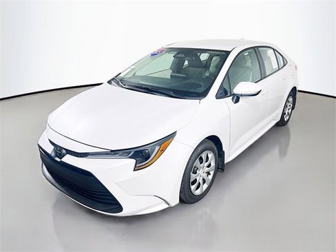 Used 2025 Toyota Corolla LE image 3