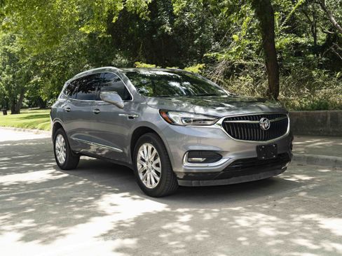 Used 2019 Buick Enclave Essence FWD image 2