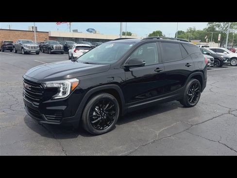 Used 2023 GMC Terrain SLE w/ Driver Convenience Package FWD image 4