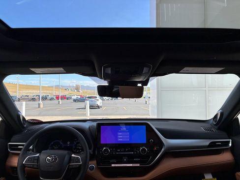 New 2026 Toyota Highlander Platinum image 18