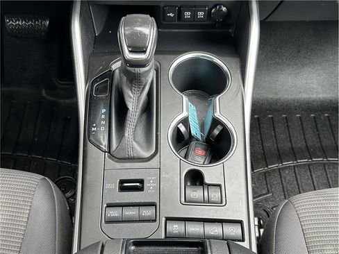 Used 2020 Toyota Highlander LE image 28