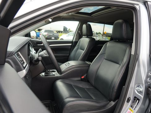 Used 2017 Toyota Highlander XLE AWD/4WD image 12