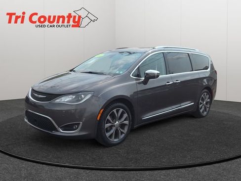 Used 2017 Chrysler Pacifica Limited w/ Advanced Safetytec Group FWD image 3