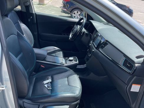 Used 2019 Kia Niro EX Premium w/ Cold Weather Package 2.0 FWD image 10