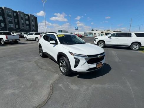 Used 2024 Chevrolet Trax LT w/ LT Convenience Package FWD image 2