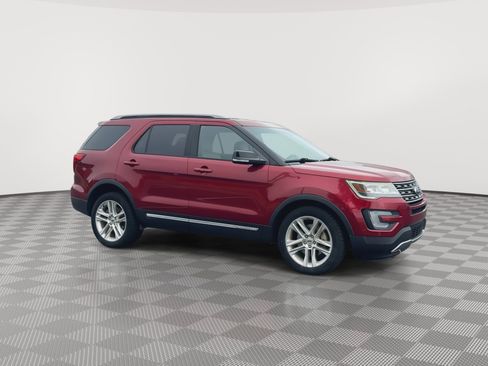 Used 2017 Ford Explorer XLT w/ Equipment Group 202A AWD/4WD image 2