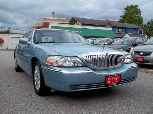 Used 2005 Lincoln Town Car Signature Limited RWD image 5