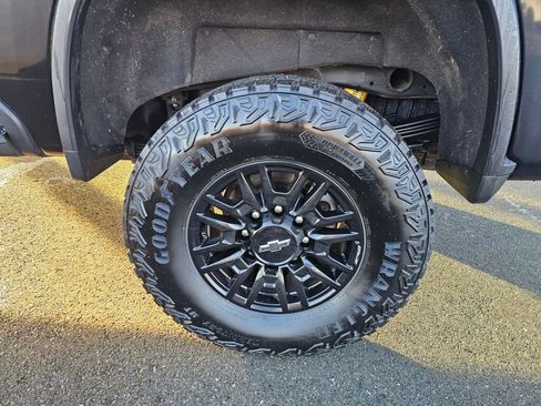 Used 2024 Chevrolet Silverado 2500 ZR2 w/ Technology Package image 11