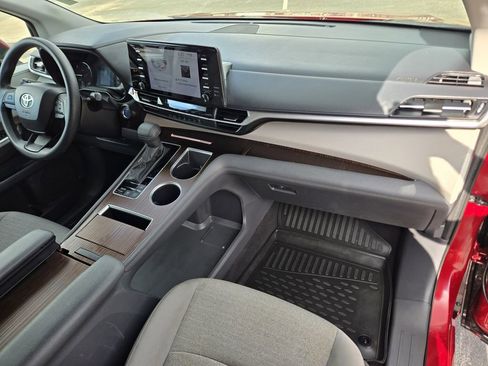 Used 2024 Toyota Sienna LE image 14