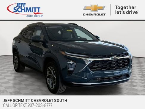 Certified 2025 Chevrolet Trax LT w/ Driver Confidence Package image 1
