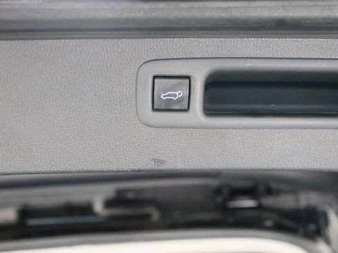 Used 2021 Toyota Highlander LE FWD image 34