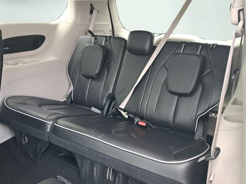 Used 2023 Chrysler Pacifica Limited FWD image 12