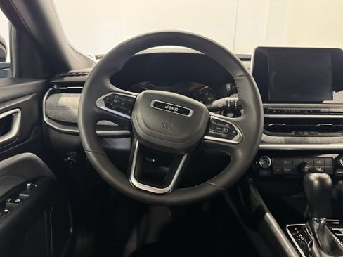 Used 2025 Jeep Compass Latitude AWD/4WD image 5